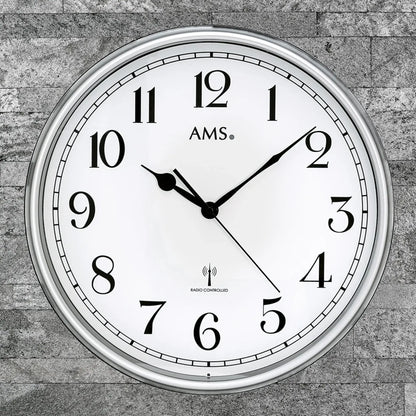 Nahansicht: AMS Funk-Wanduhr mit Funksymbol, weißem Ziffernblatt und Anthrazitrahmen