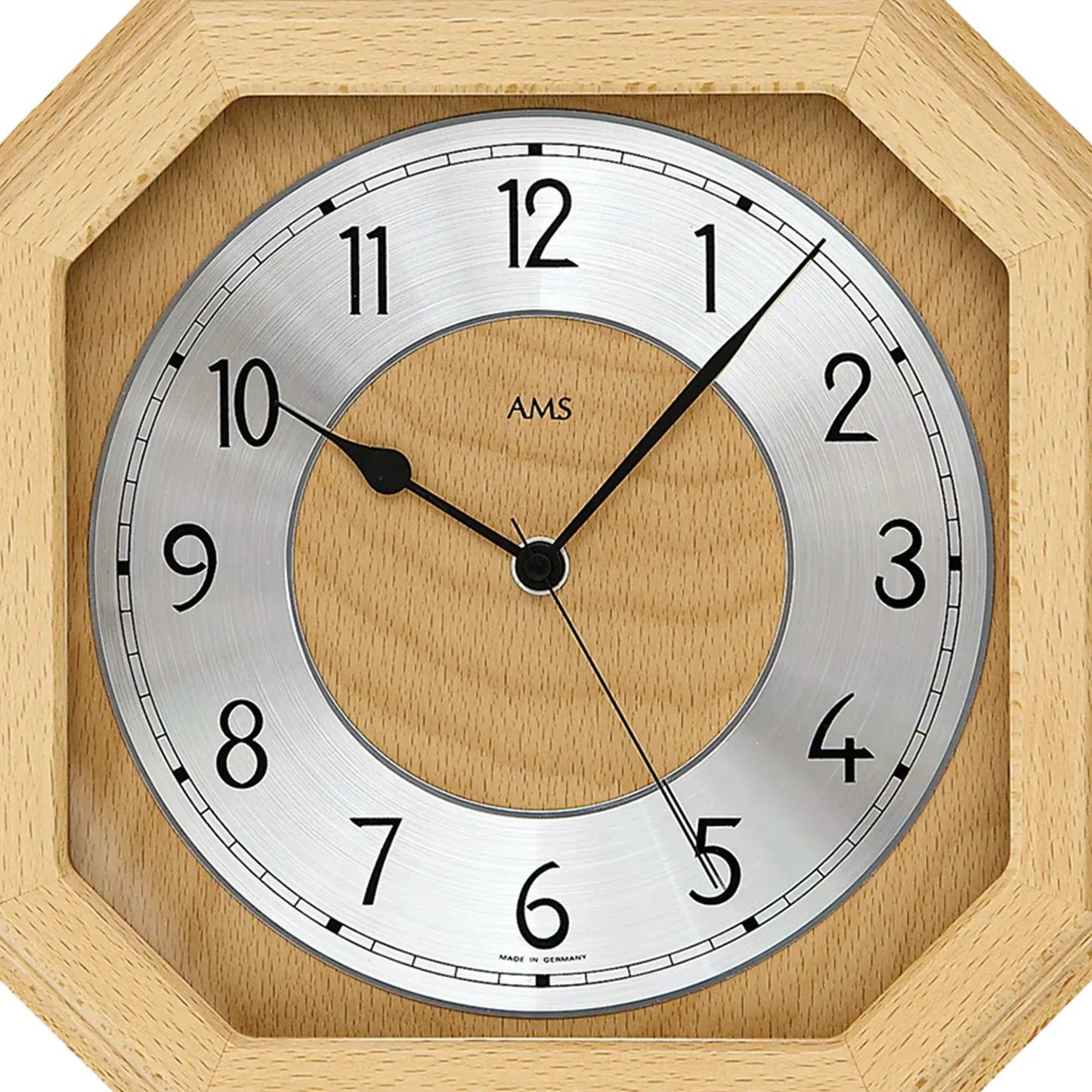 Nahansicht Funk-Wanduhr: Holz-Einsatz mit Aluminium-Ziffernring und schwarzen Zeigern