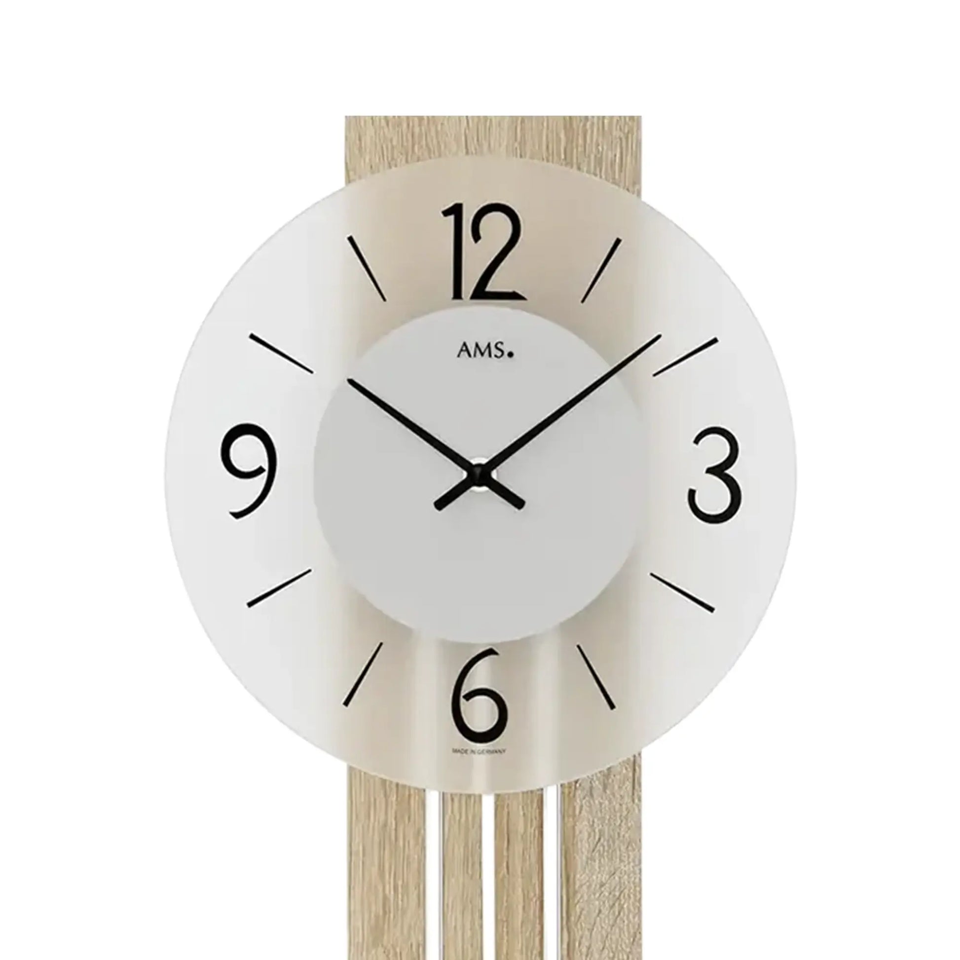 Wanduhr AMS mit großem weißen Zifferblatt, schwarzen Zahlen und Kreuz-Zeigern im Fokus.