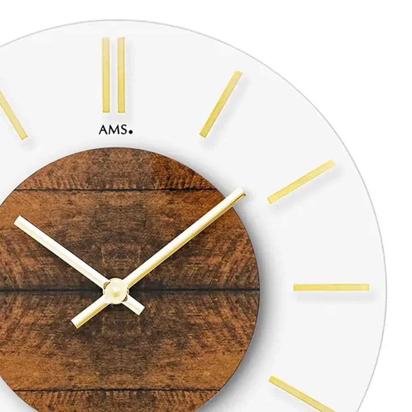 Detailansicht Wanduhr: braunes Holz-Zifferblatt, goldene Zeiger und Strichindizes