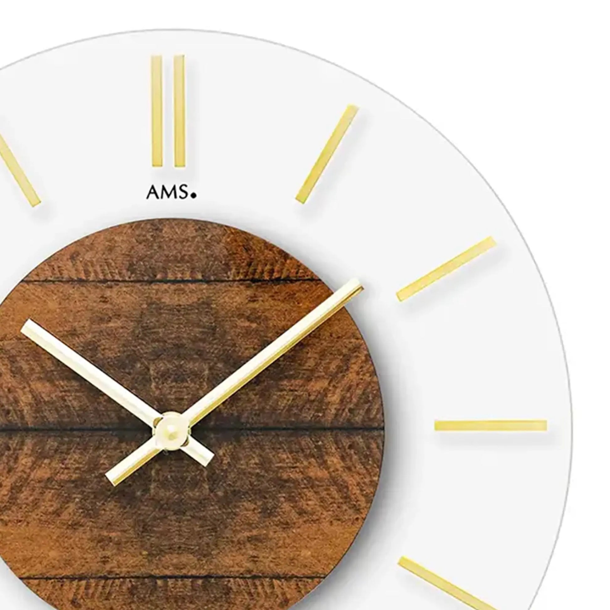 Detailansicht Wanduhr: braunes Holz-Zifferblatt, goldene Zeiger und Strichindizes
