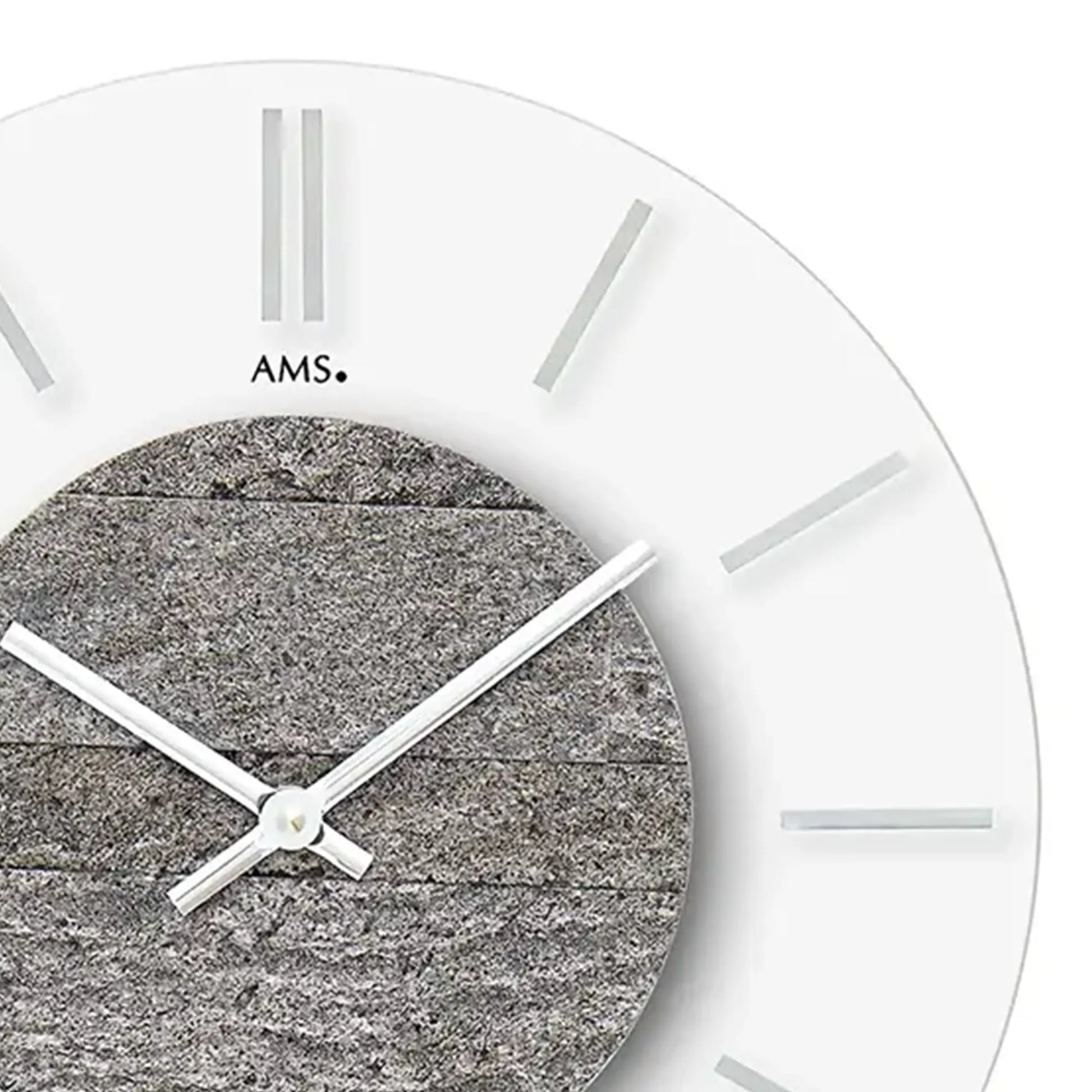 Nahansicht der Wanduhr: weißer Rand, graues Stein-Zifferblatt, drei silberne Zeiger