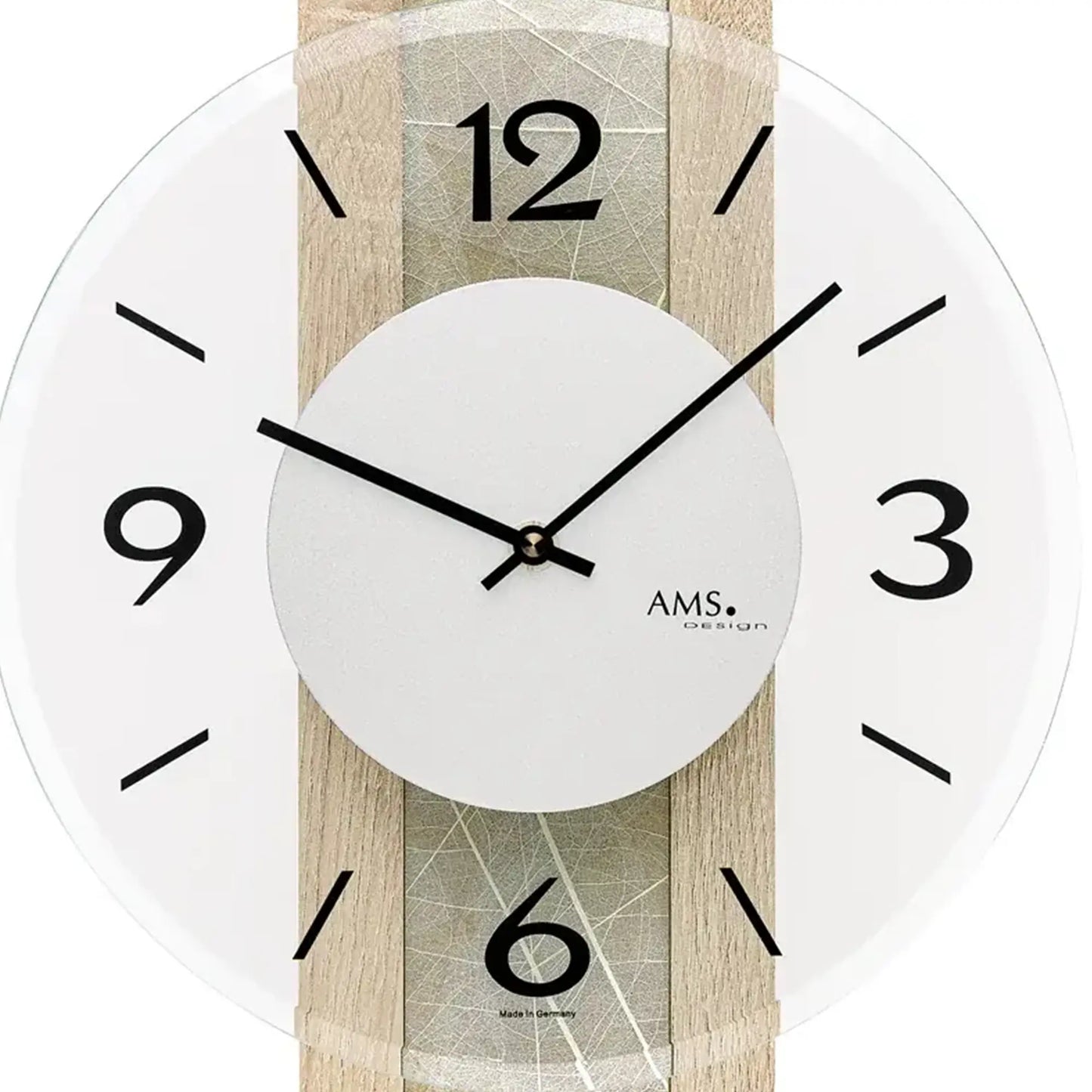 Wanduhr im Detail: weißes Zifferblatt mit schwarzen Ziffern, AMS-Logo und Holz-Glas-Optik