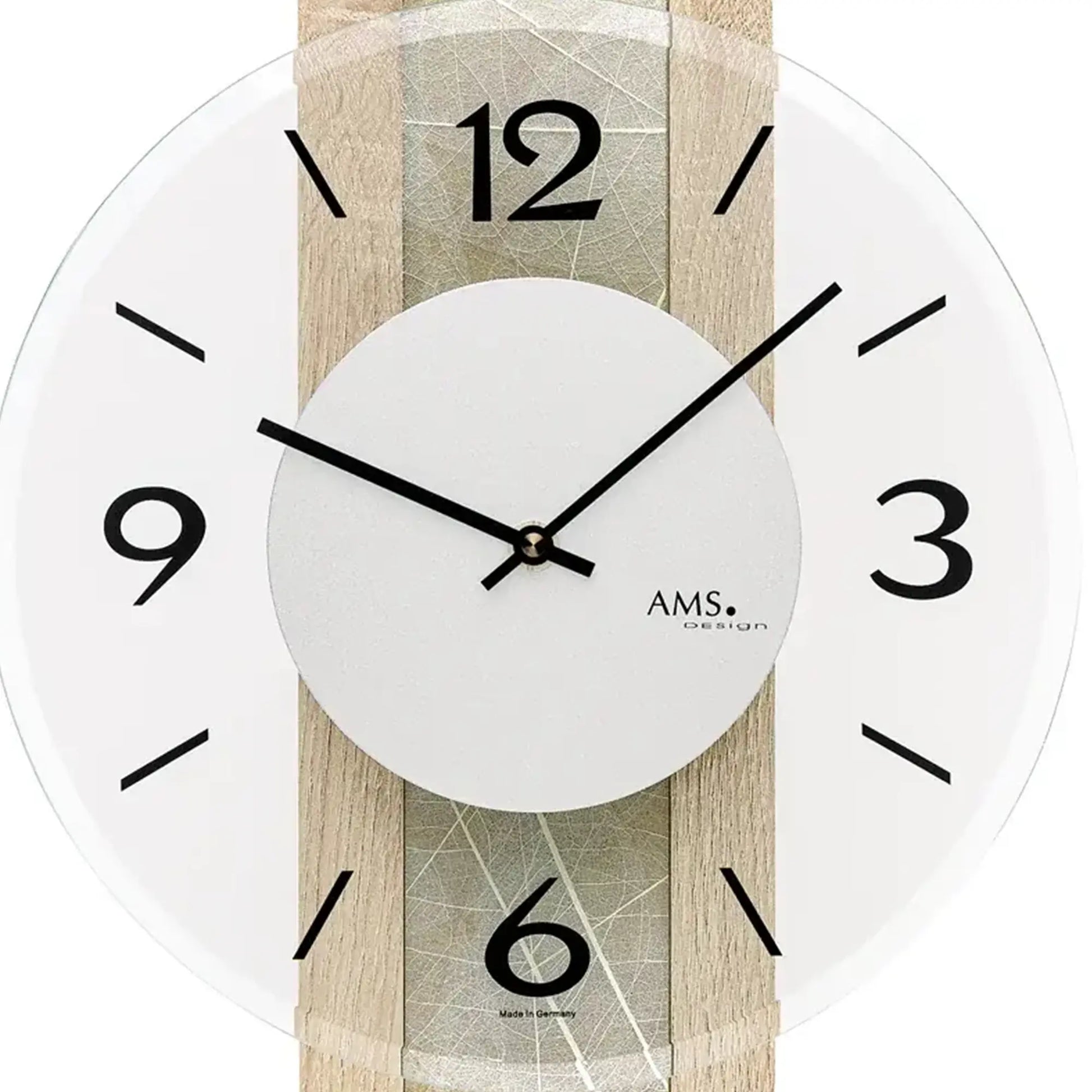 Wanduhr im Detail: weißes Zifferblatt mit schwarzen Ziffern, AMS-Logo und Holz-Glas-Optik