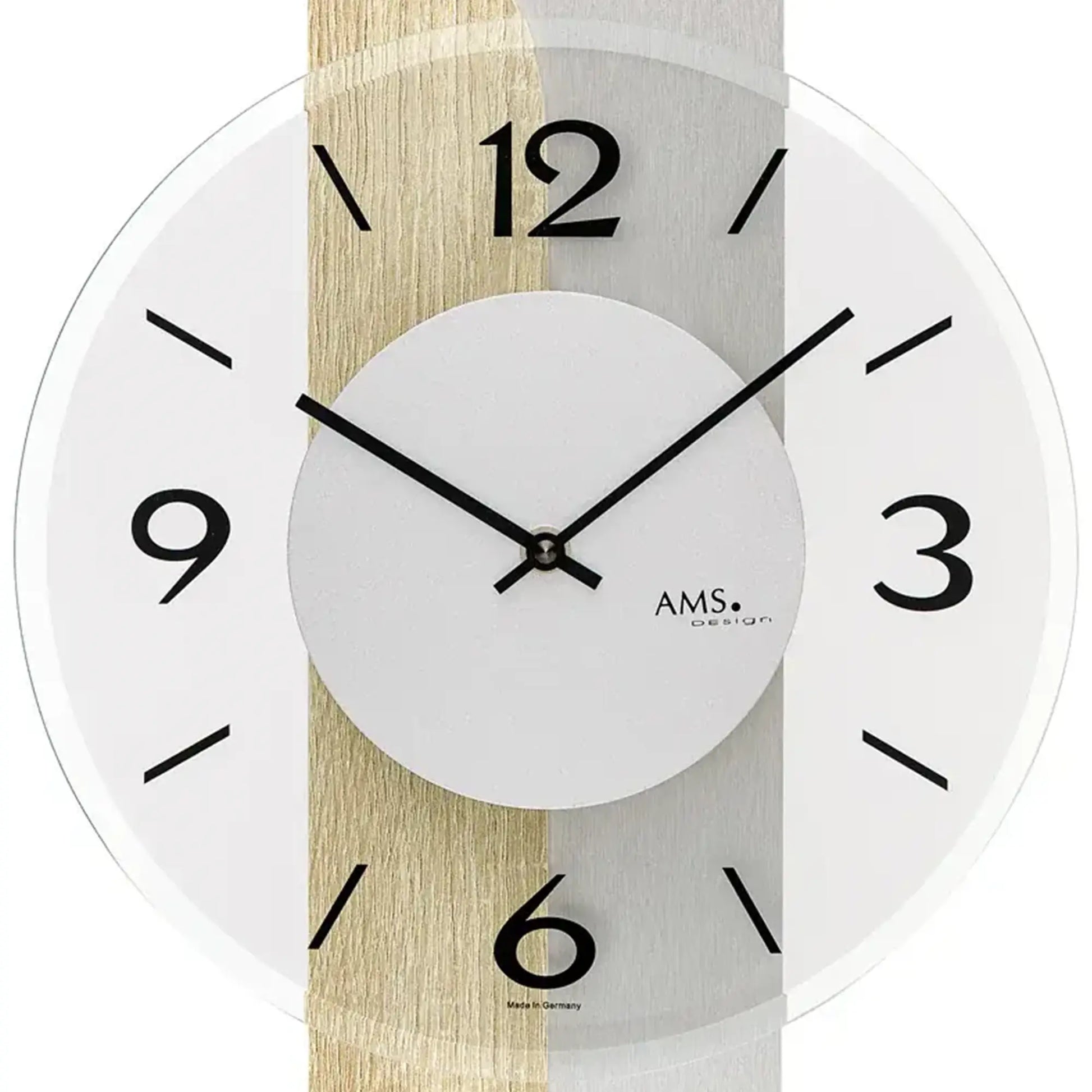 Nahaufnahme Wanduhr: facettierte Mineralglas-Optik, weißes Zifferblatt, schwarze Zeiger