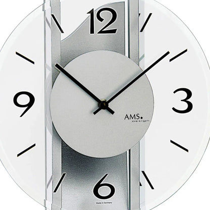 Nahansicht Wanduhr: facettiertes Mineralglas, graues Ziffernblatt, schwarze Zeiger
