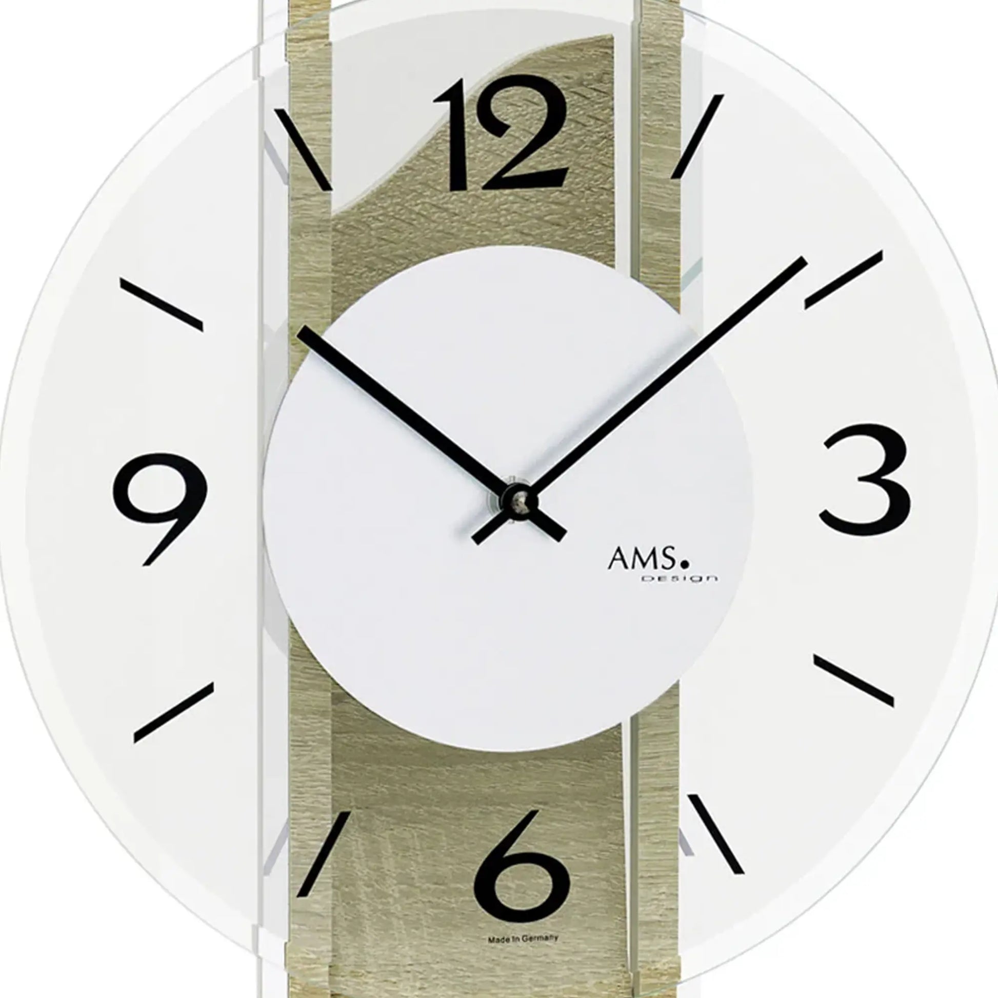 Nahaufnahme Wanduhr: rundes Zifferblatt mit schwarzen Zahlen, AMS-Logo und Zeigern