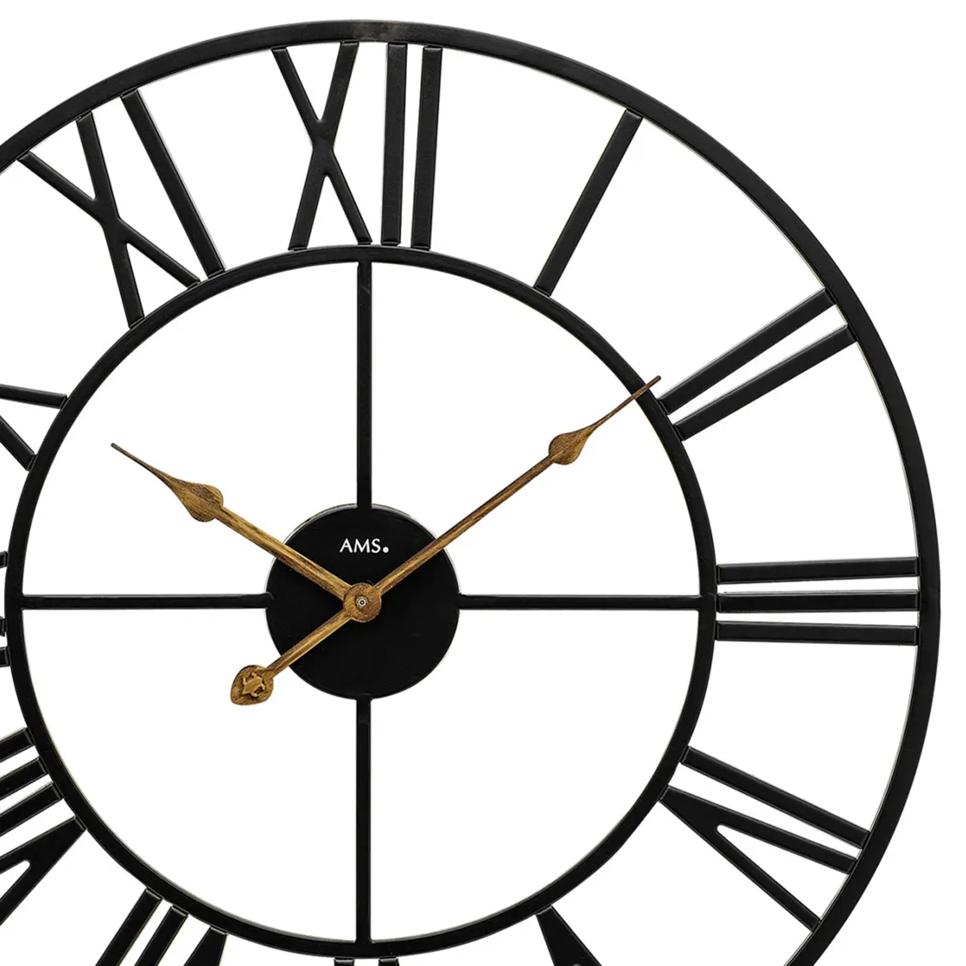 Große Metall-Wanduhr: schwarzer Rahmen, weißes Zifferblatt, goldene Zeiger und AMS-Marke