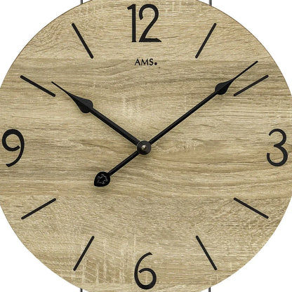 Nahansicht der Wanduhr: rundes Holzlook-Zifferblatt mit schwarzen Ziffern und Zeigern