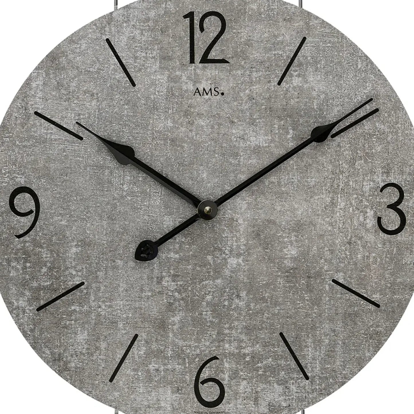 Nahaufnahme der Wanduhr: graues Zifferblatt mit schwarzen Zeigern und Ziffern.