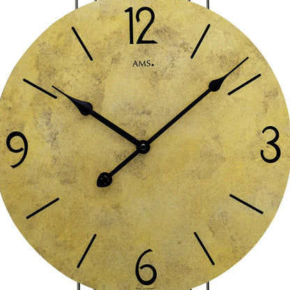 Detailansicht: gelbes Vintage-Zifferblatt der AMS Wanduhr mit schwarzen Zeigern und Zahlen