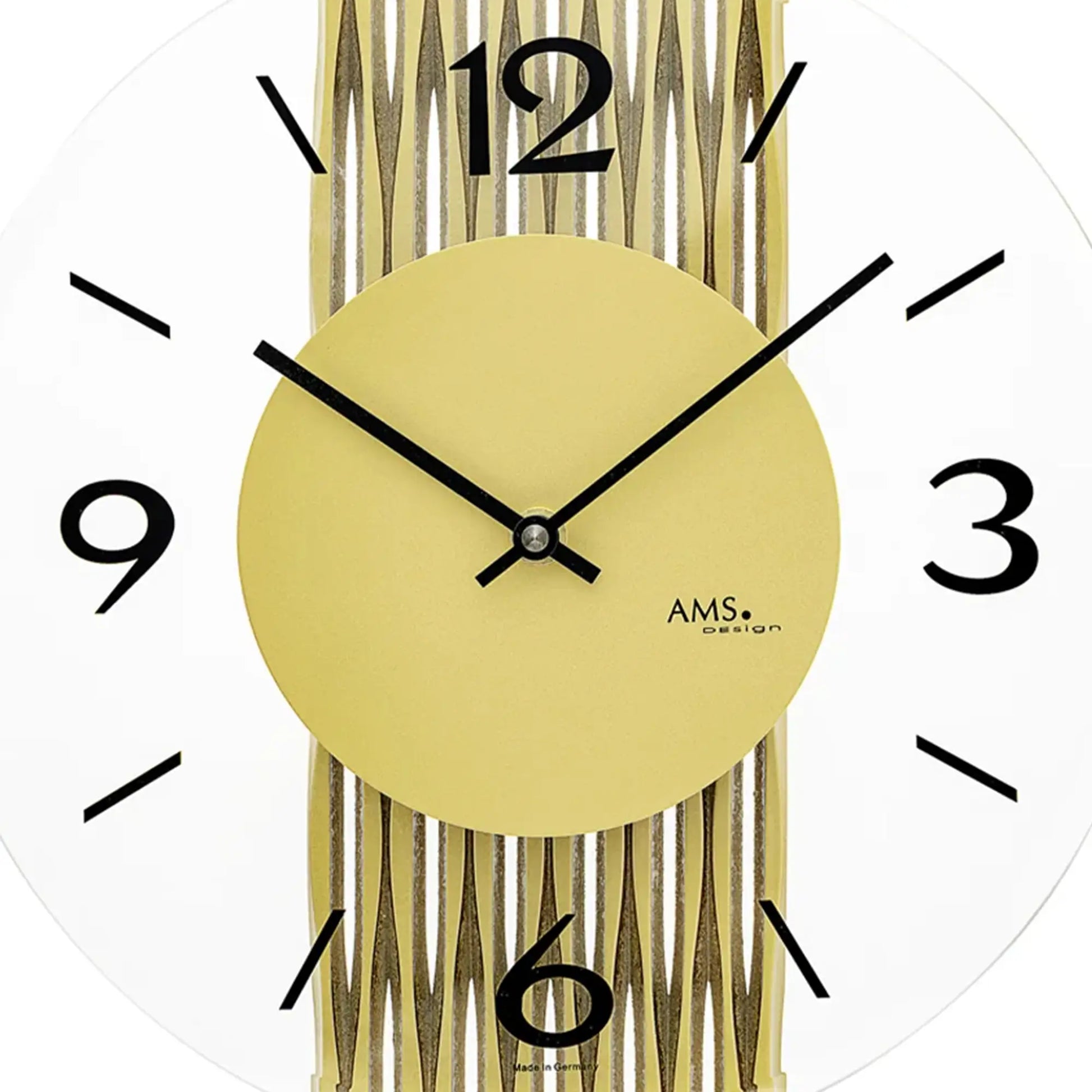 Großaufnahme: Wanduhr mit gelbem Ziffernblatt, schwarzen Zeigern und AMS-Schriftzug