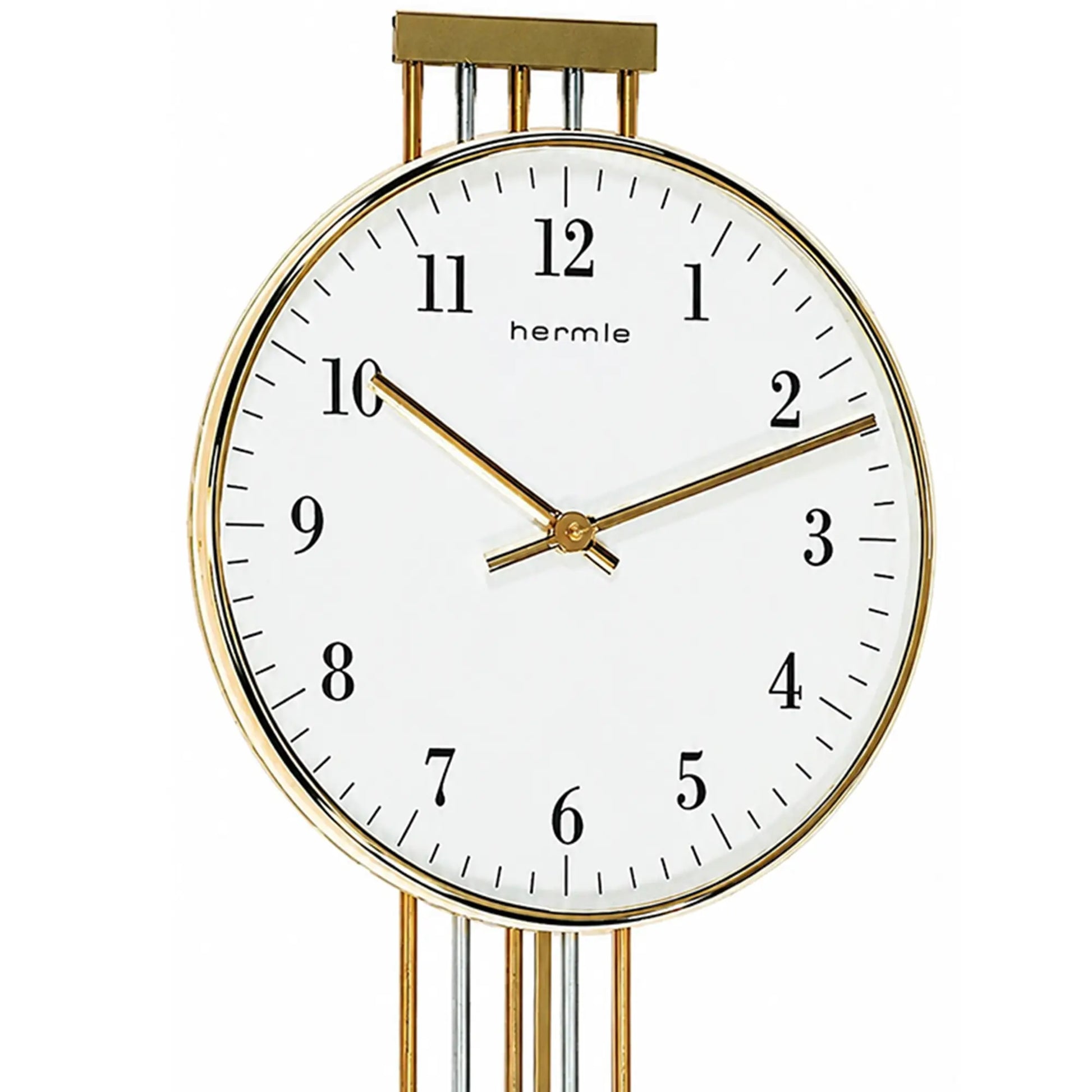 Runde Wanduhr mit weißem Zifferblatt, goldenen Zeigern und goldenem Rahmen, oben Leiste.
