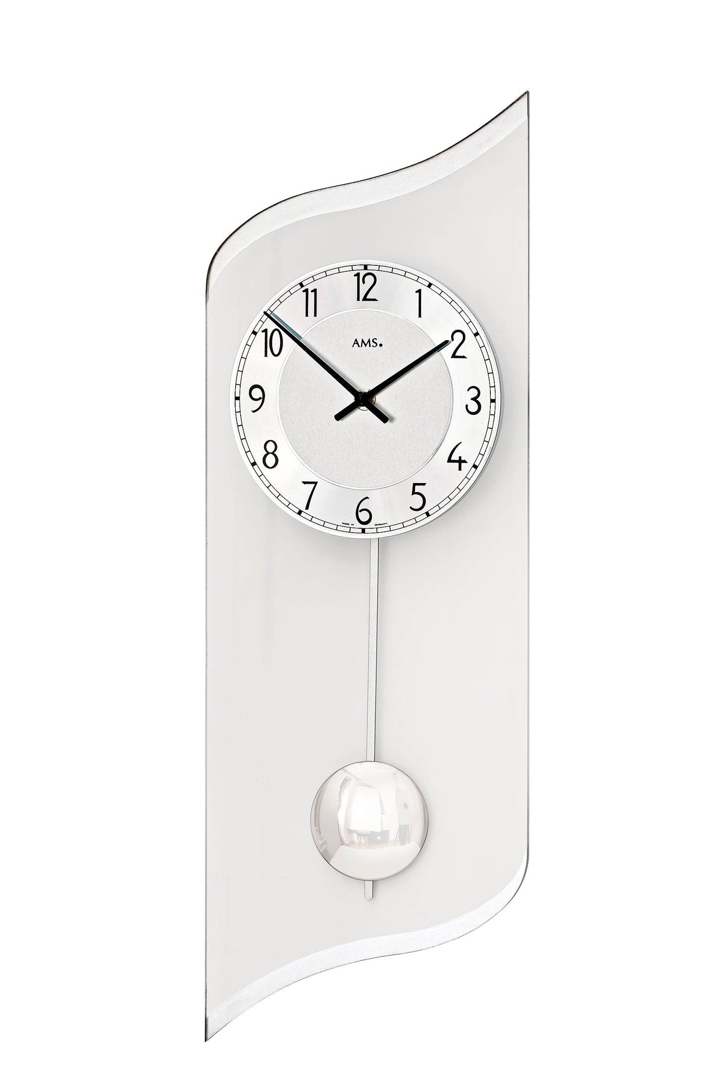 Modern väggklocka med silverfärgad rund urtavla och pendel
