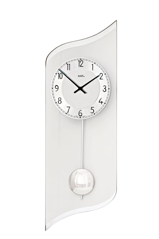 Modern väggklocka med silverfärgad rund urtavla och pendel