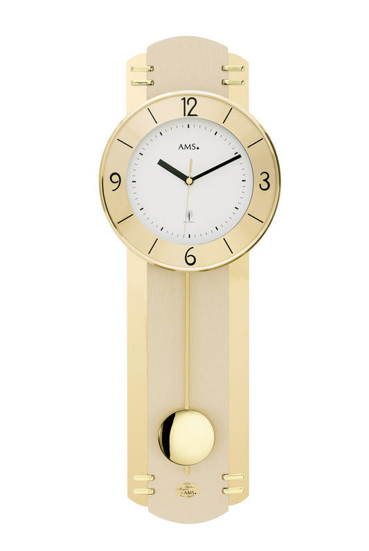 Väggklocka i ljust trä med rund urtavla och pendel, mineralglas