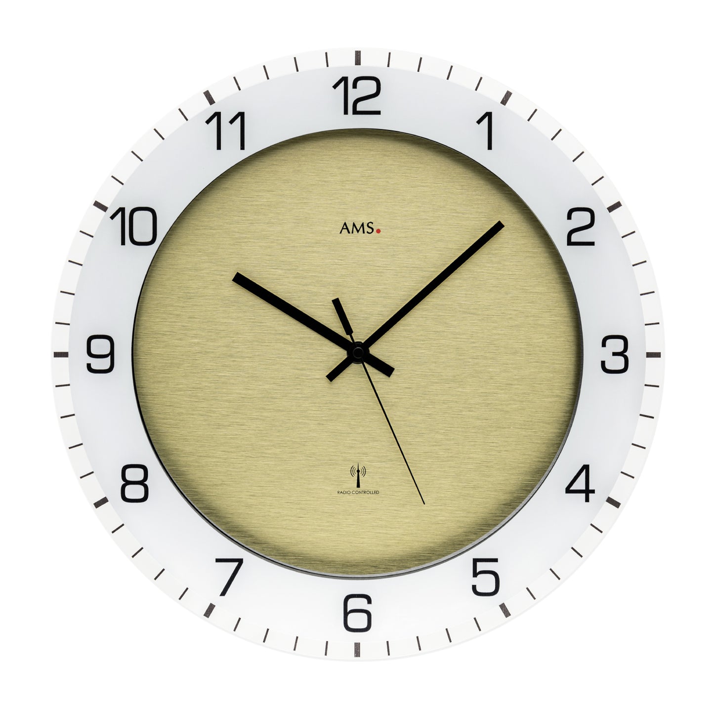 Beige väggklocka med svart urtavla och svarta visare, rund, med AMS-logotyp