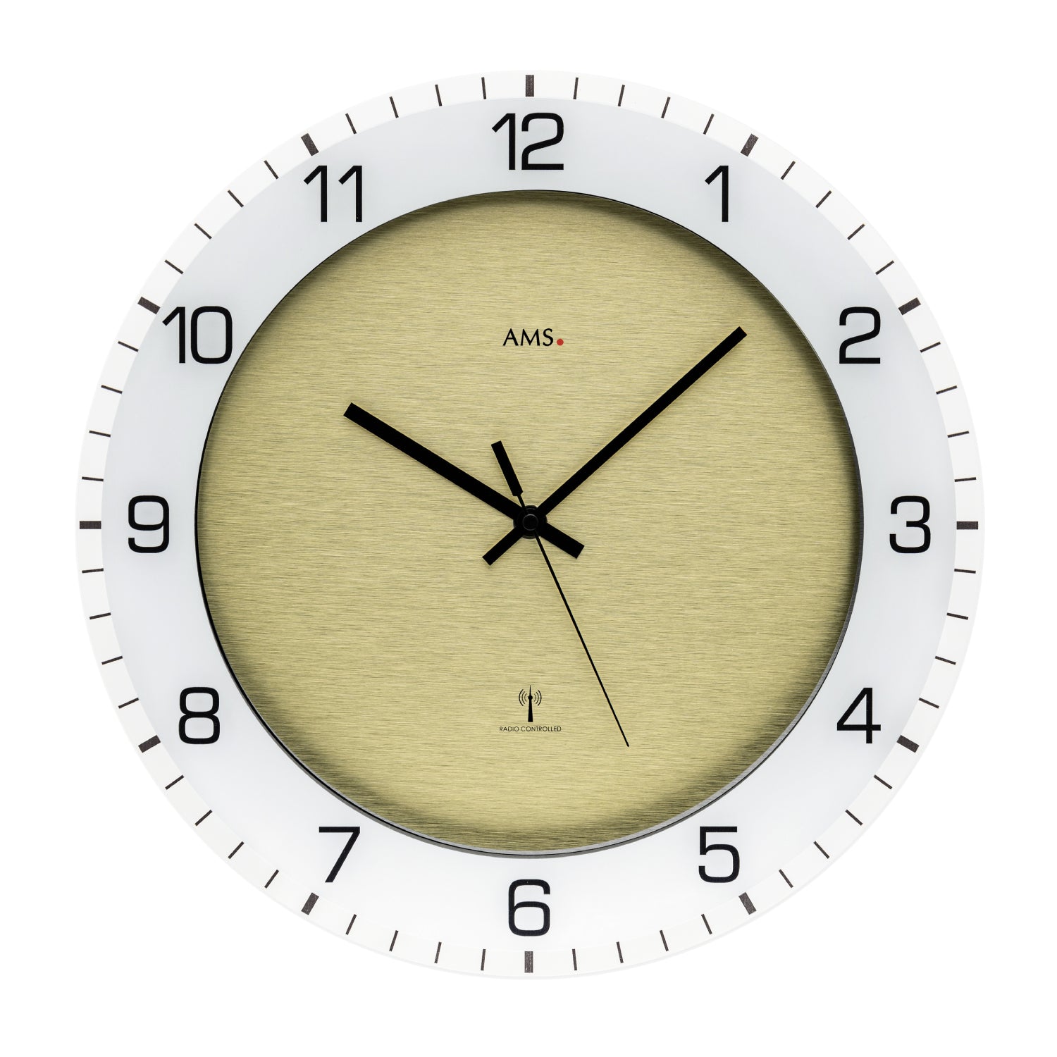 Beige väggklocka med svart urtavla och svarta visare, rund, med AMS-logotyp