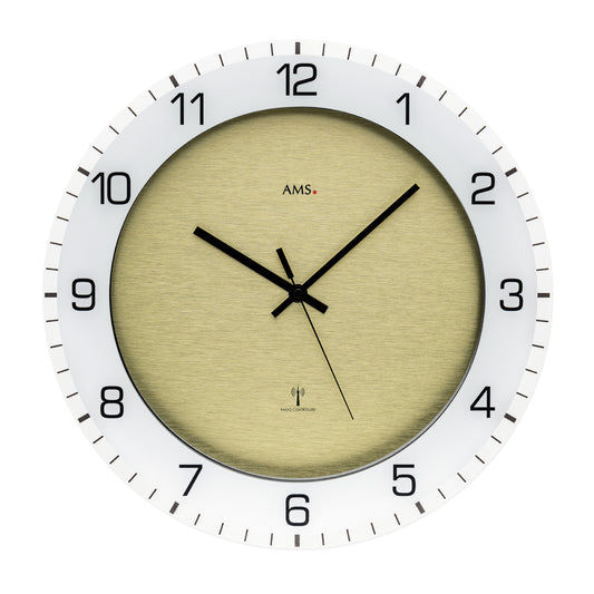 Beige väggklocka med svart urtavla och svarta visare, rund, med AMS-logotyp