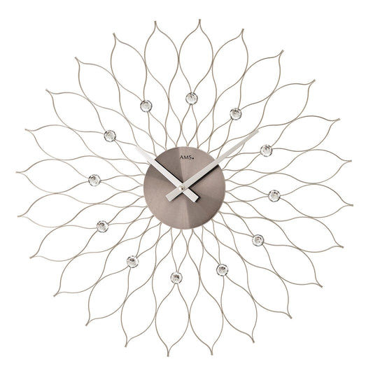 Väggklocka med blommotiv, silverfärgad metallram och grå urtavla med visare