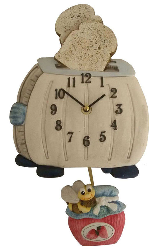 Väggklocka i keramik med beige boett, arabiska siffror, guldvisare och en hängande figur