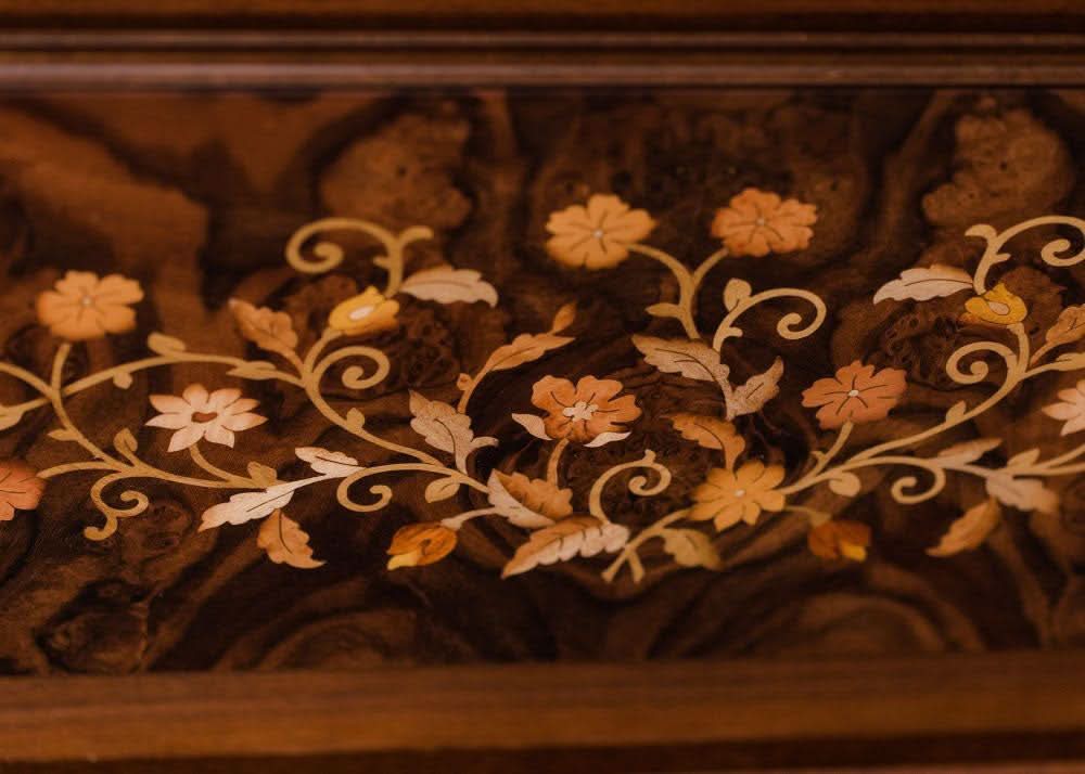 Träbricka till golvur med blommig intarsia i beige, orange och guld