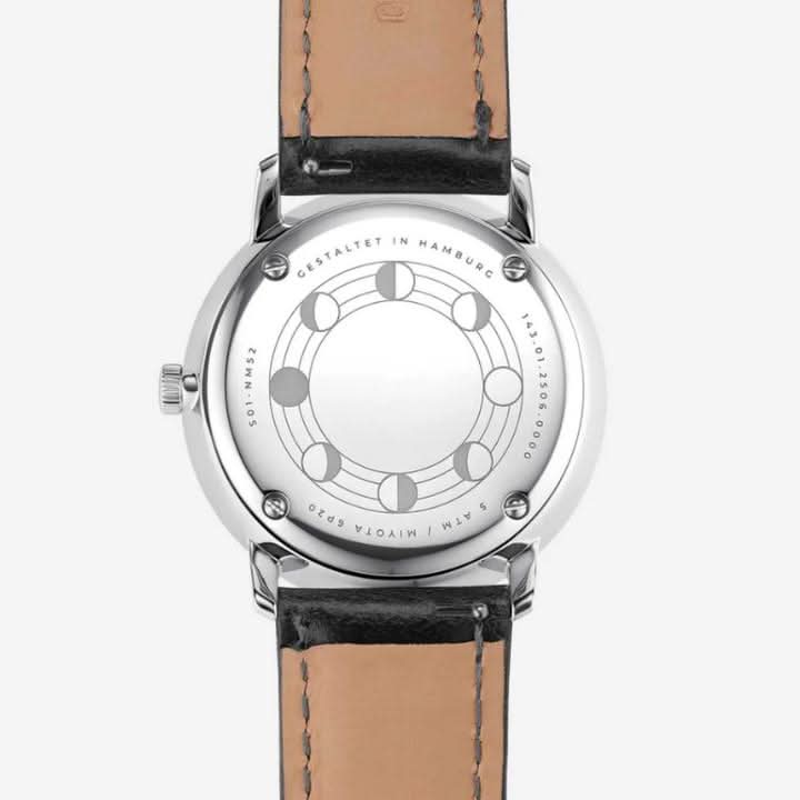 Herrklocka med gravyr på baksidan, runt silverfodral, brunt läderarmband