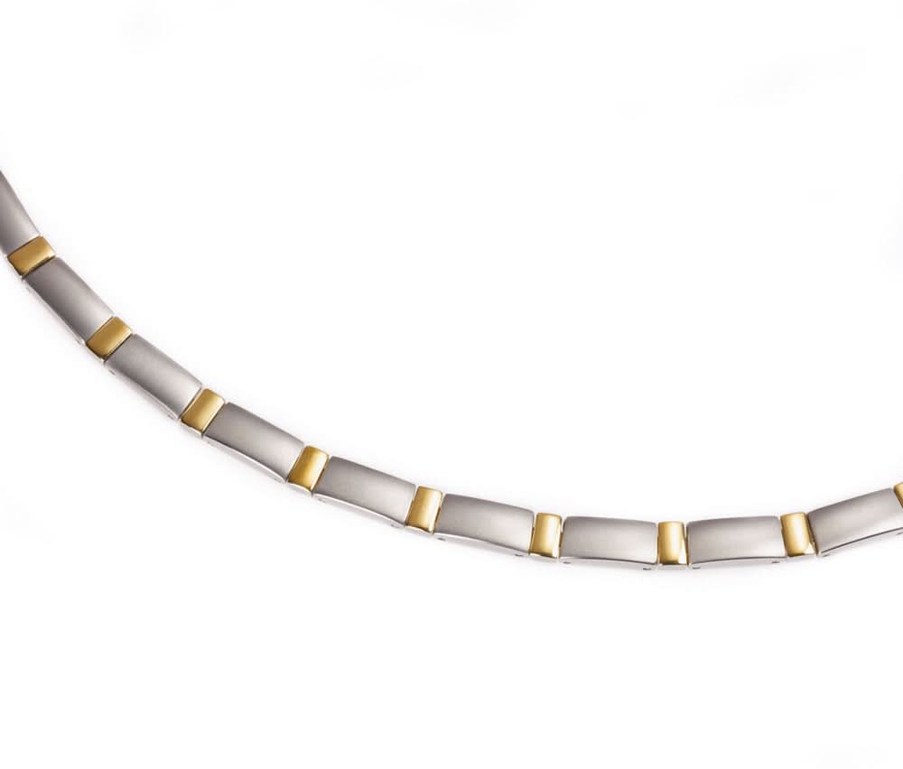 Halsband i rent titan med guldpläterade fyrkantiga länkar och silverband