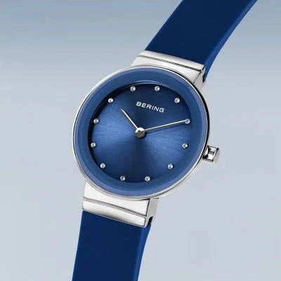 Bering Damenarmbanduhr im Detail: blaues Zifferblatt mit Leuchtindizes und Zeigern.