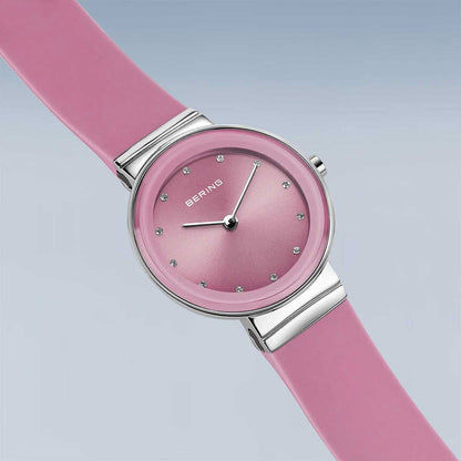 "Damklocka snett med rosa armband och rund urtavla i roséguld"