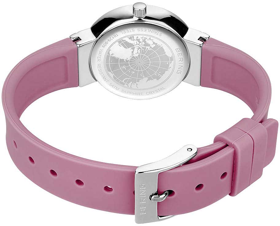 Damklocka sedd bakifrån med rosa armband, stiftspänne och perforerade segment