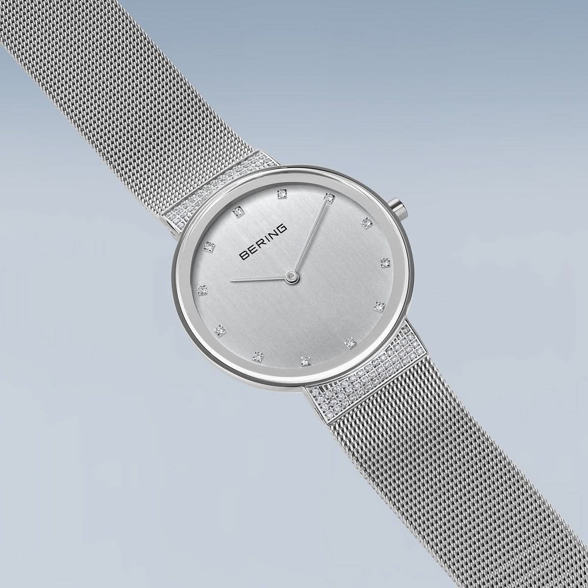 Bering damklocka i sned vinkel: silverfärgad urtavla, Milanese-armband