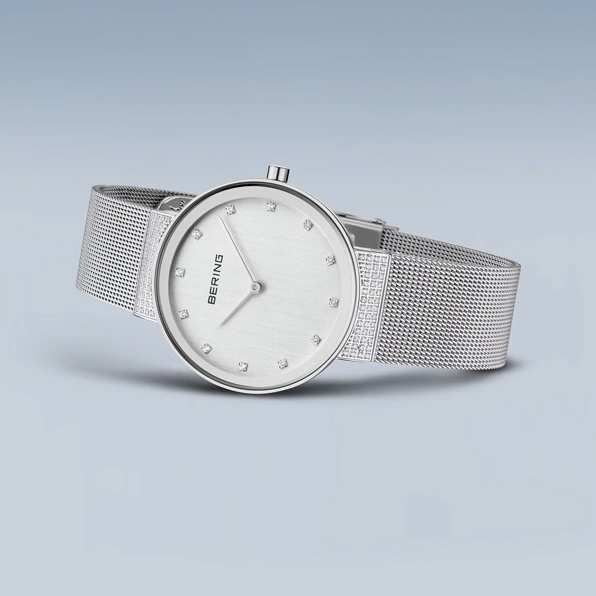 Bering damklocka med rund boett och silverfärgat Milanese-armband