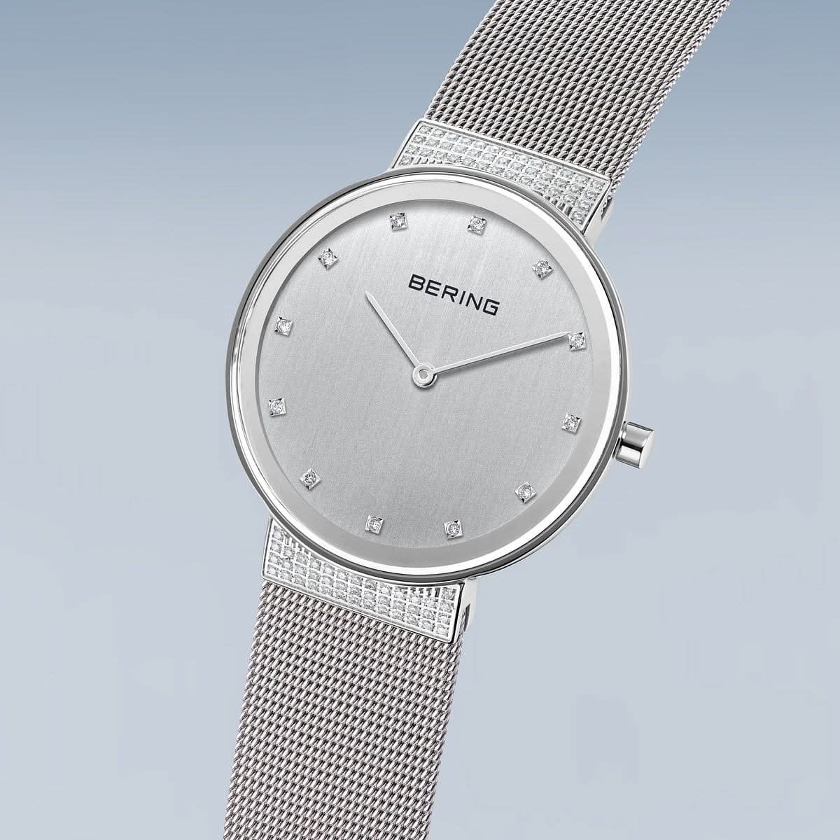 "Bering damklocka med rund silverfärgad urtavla, strassmarkörer och armband i metall"