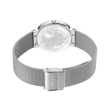 Damklocka med synlig boettbaksida, silverfärgat Milanese-armband och Bering-logotyp