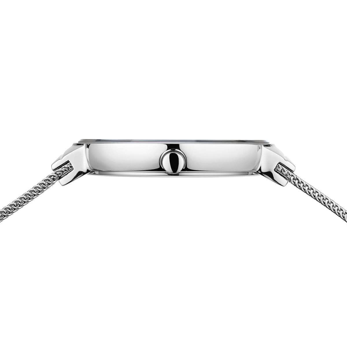 "Damklocka i sidoprofil med silverfärgat hölje och finmaskigt metallarmband"