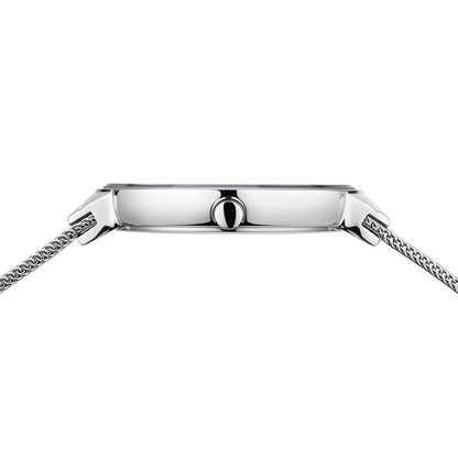 "Damklocka i sidoprofil med silverfärgat hölje och finmaskigt metallarmband"