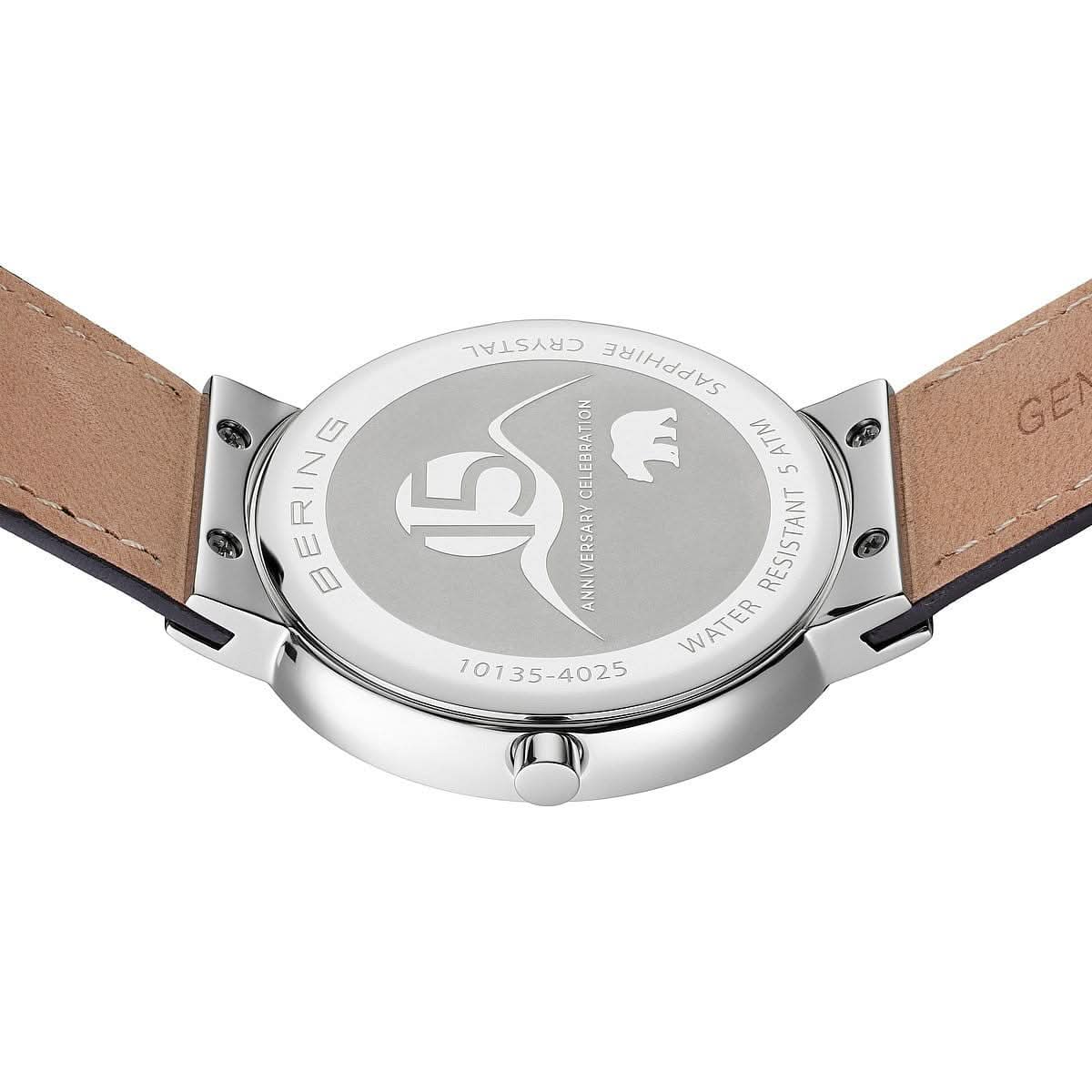 Bering damklocka, präglad baksida, beige läderarmband och silverfärgat hölje