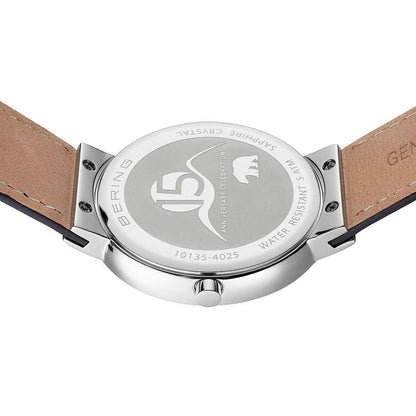 Bering damklocka, präglad baksida, beige läderarmband och silverfärgat hölje