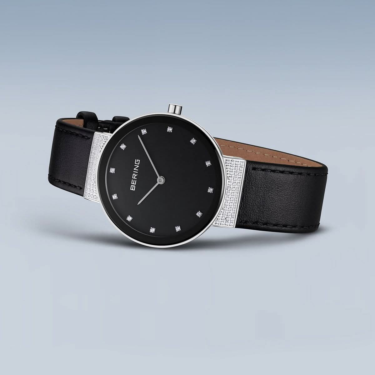 Bering damklocka i profil, svart urtavla, svart läderarmband och dekorativ infattning