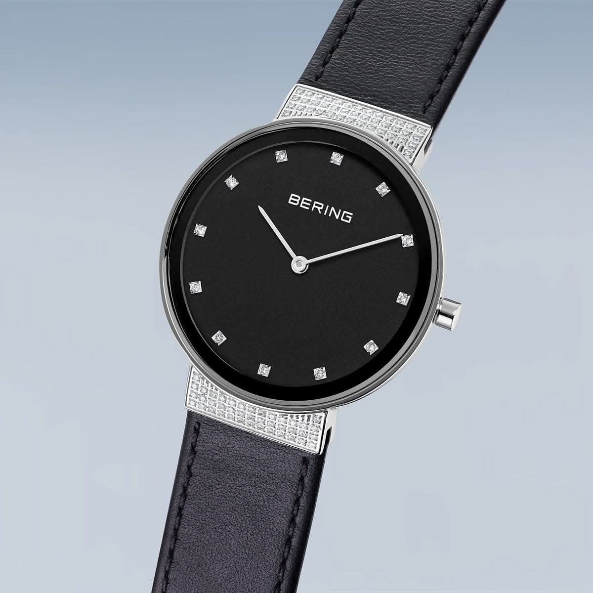 Bering damklocka, sidovy, svart urtavla med index och dekorativ bezel