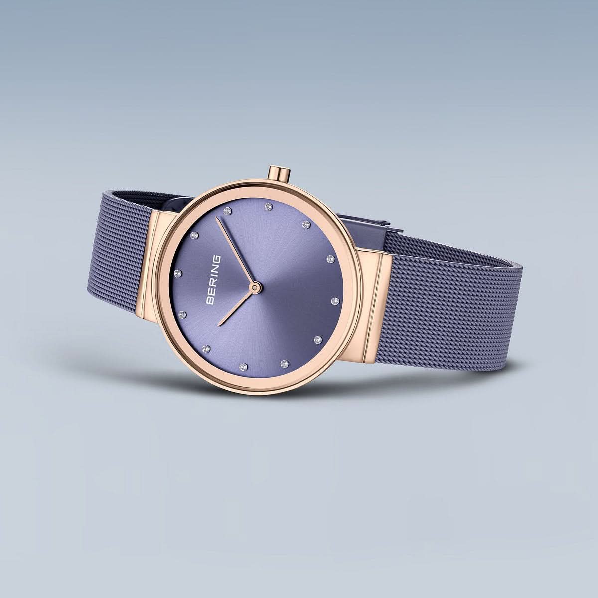 Damklocka med rund boett, blå urtavla och roséguldpläterad infattning, Milanese-armband