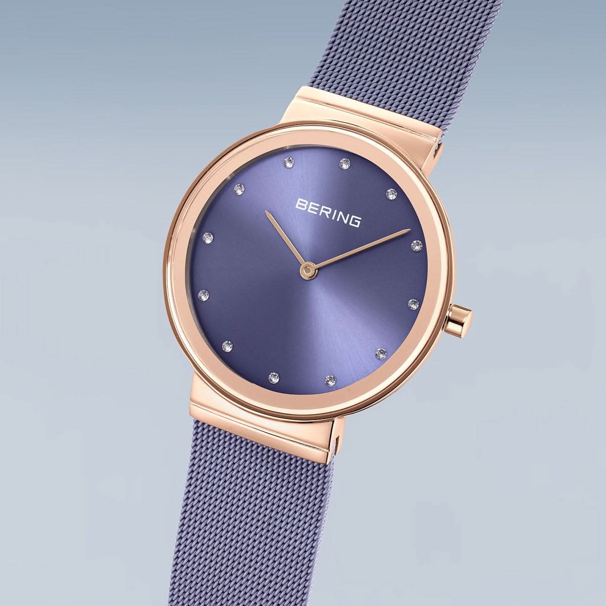 "Damklocka med blå urtavla, roséguldiga visare och blått milanesarmband"