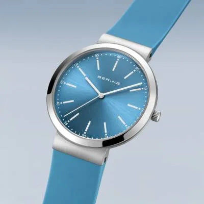 Bering Damenuhr, blaues Zifferblatt mit Indexen, blaues Silikonarmband, seitliche Krone