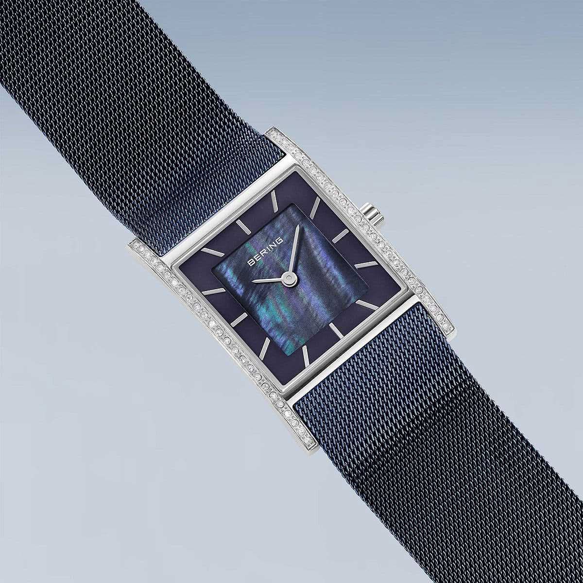 Damklocka med mörkblått Milanese-armband, rektangulärt hölje med blå urtavla