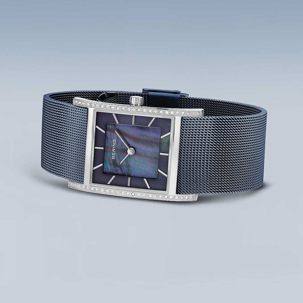"Damklocka med mörkblått milanesarmband, rektangulärt ur med steninfattning"