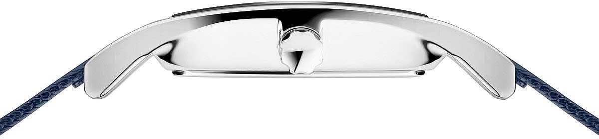 Ovansidan av en damklocka med krona och blått metallarmband
