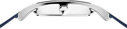 Ovansidan av en damklocka med krona och blått metallarmband