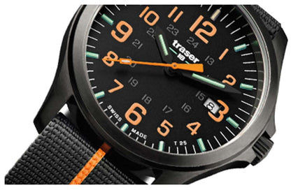 Herrklocka närbild: svart urtavla, orange visare, självlysande gröna index, svart armband