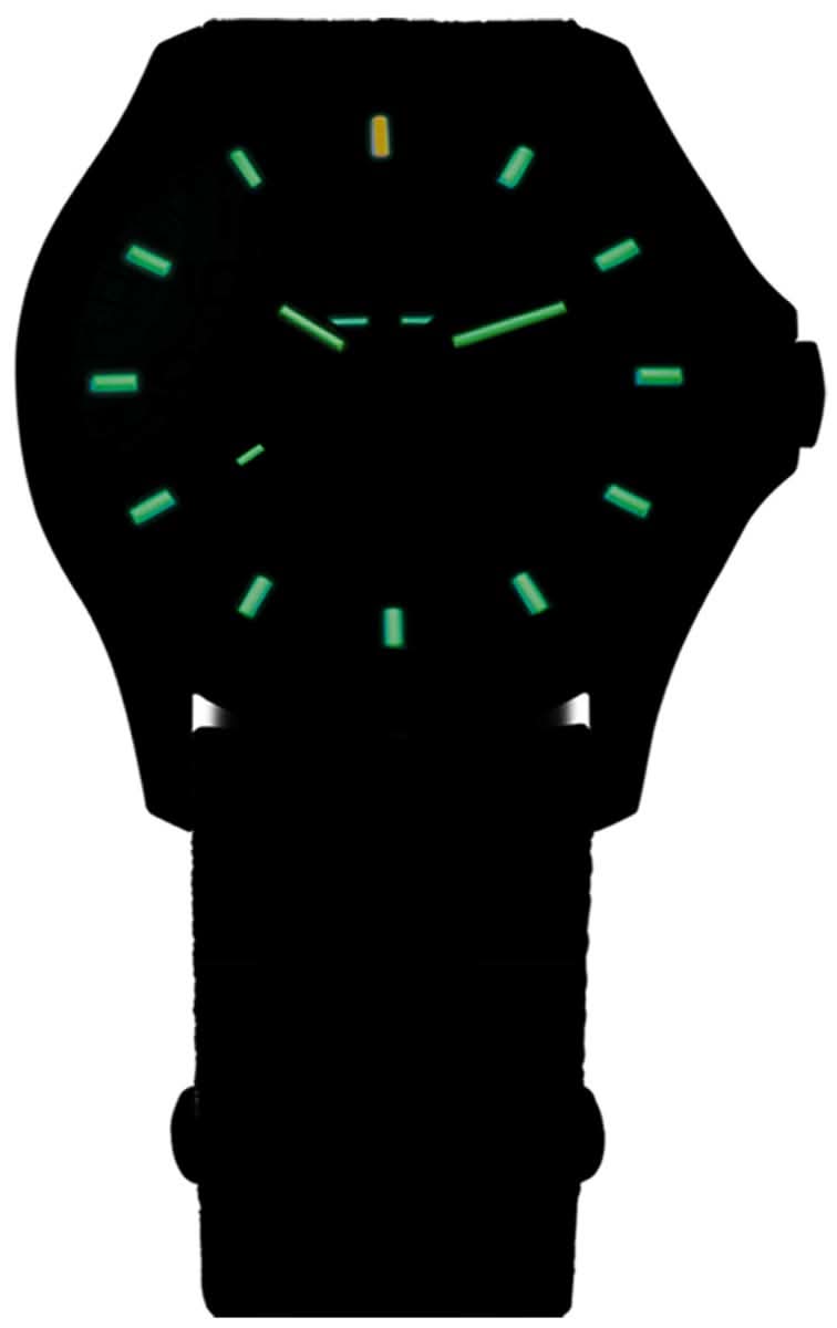 Herrklocka i helbild: svart urtavla med gröna lysande index, svart textilarmband
